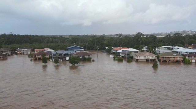 Nước lũ dâng cao khiến nhiều ngôi nhà bị ngập nặng. (Ảnh: ABC News)
