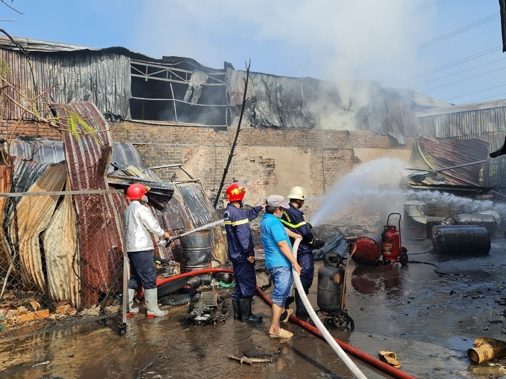  
Xưởng inox sau khi được dập lửa hư hại nặng nề (Ảnh: VietNamNet)