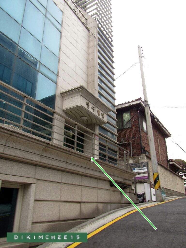  
Trụ sở đầu tiên của Big Hit nằm ở tầng 2 của tòa nhà văn phòng cũ. (Ảnh: Twitter)