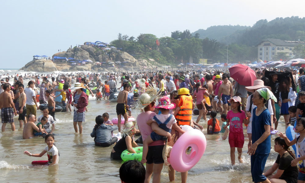  
Bờ biển Quảng Ninh từng đông đúc người. (Ảnh: Vietnamnet)