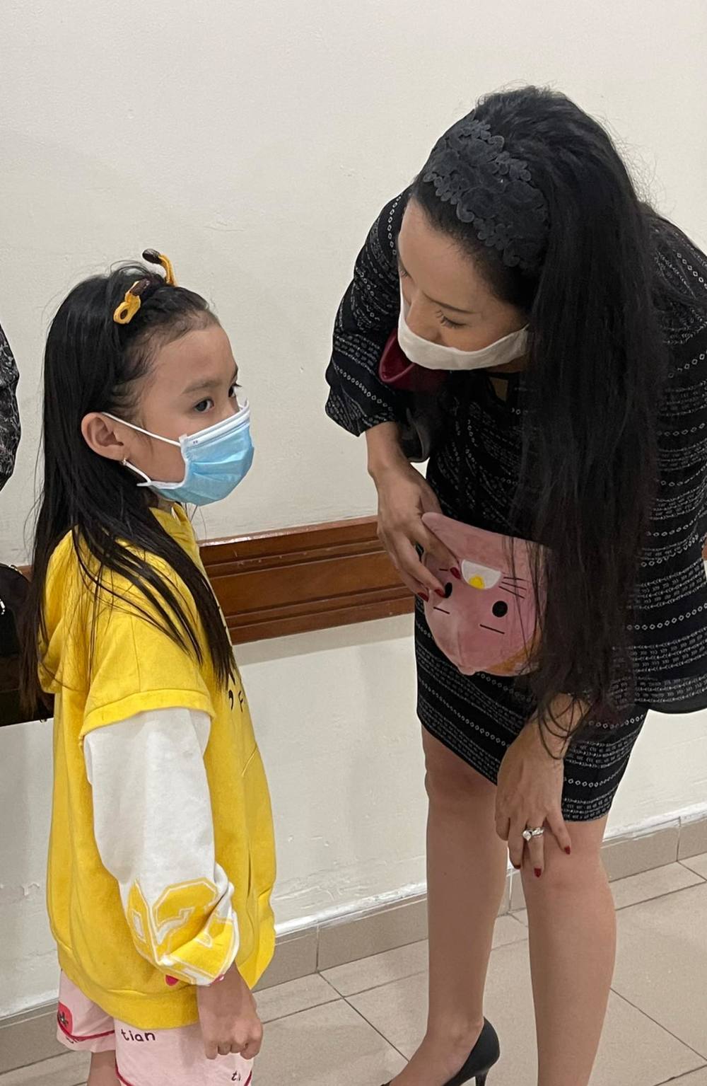  
Nghệ sĩ Trịnh Kim Chi chia sẻ hình ảnh con gái nghệ sĩ Thương Tín cũng có mặt tại bệnh viện để thăm bố. (Ảnh: FBNV)