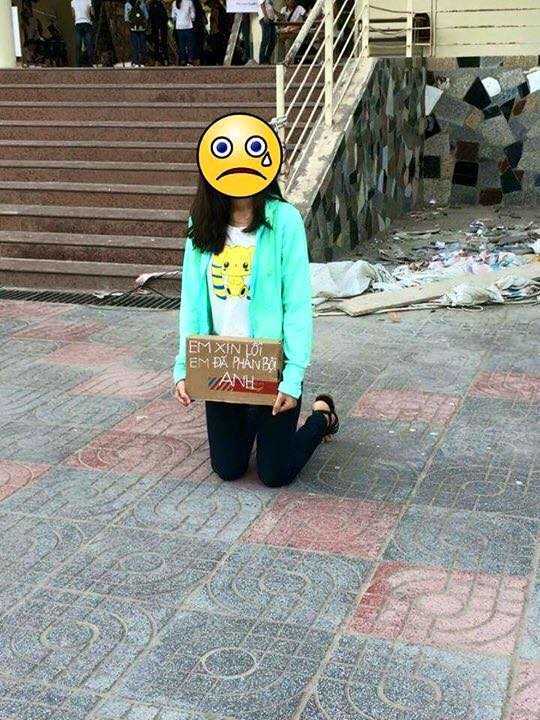  
Nữ sinh còn cầm theo cả tấm biển gửi lời xin lỗi tới người yêu. (Ảnh: FB GTG)