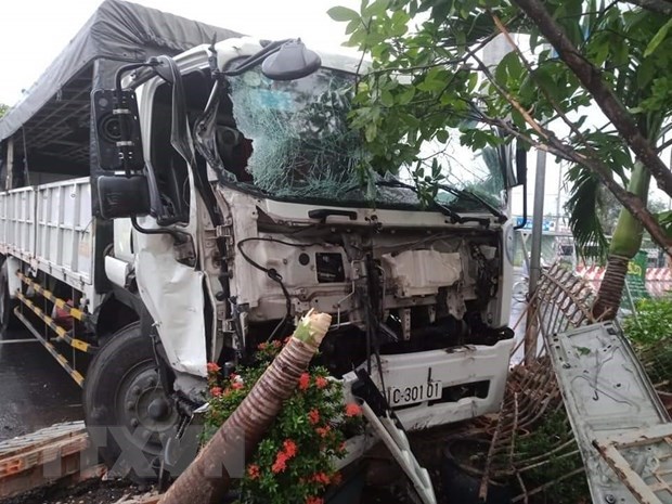  
Chiếc xe tải làm sập cổng nhà dân tại Bình Phước. (Ảnh: Thông tấn xã Việt Nam)