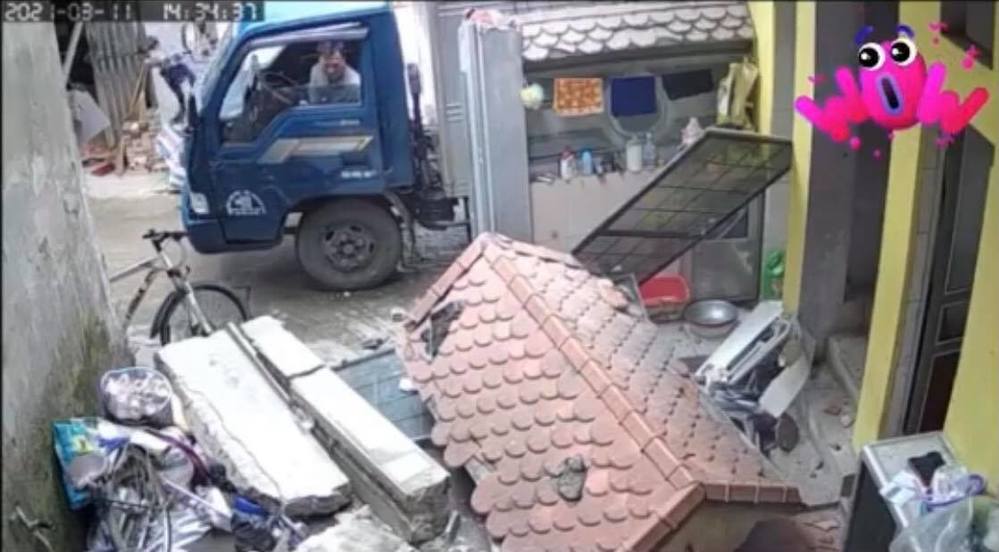  
Cổng nhà dân đổ sập sau cú va chạm của xe tải. (Ảnh: Cắt từ clip)