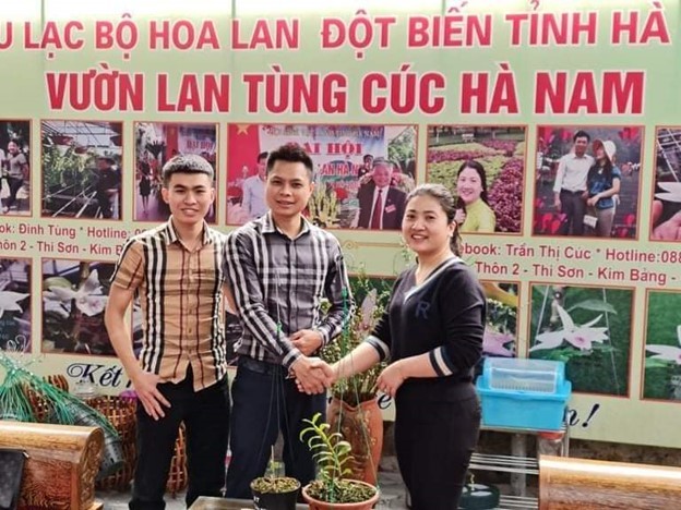  
Phạm Văn Chiến (đứng giữa) – Từ chàng trai bán sim đến doanh nhân thành đạt với bàn tay vàng ươm mầm giống hoa sang chảnh lan đột biến.