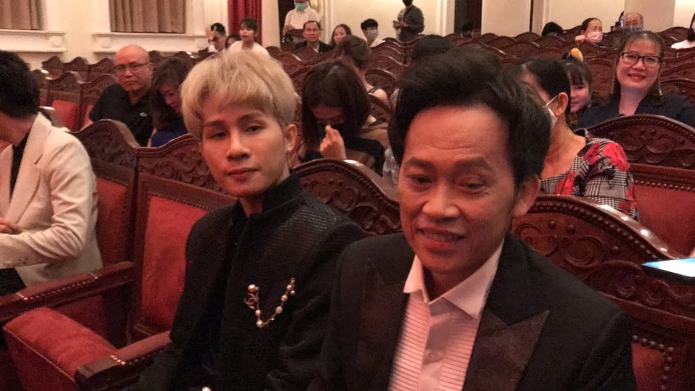  
Jack ngồi cạnh Hoài Linh trong một sự kiện. (Ảnh: YouTube)
