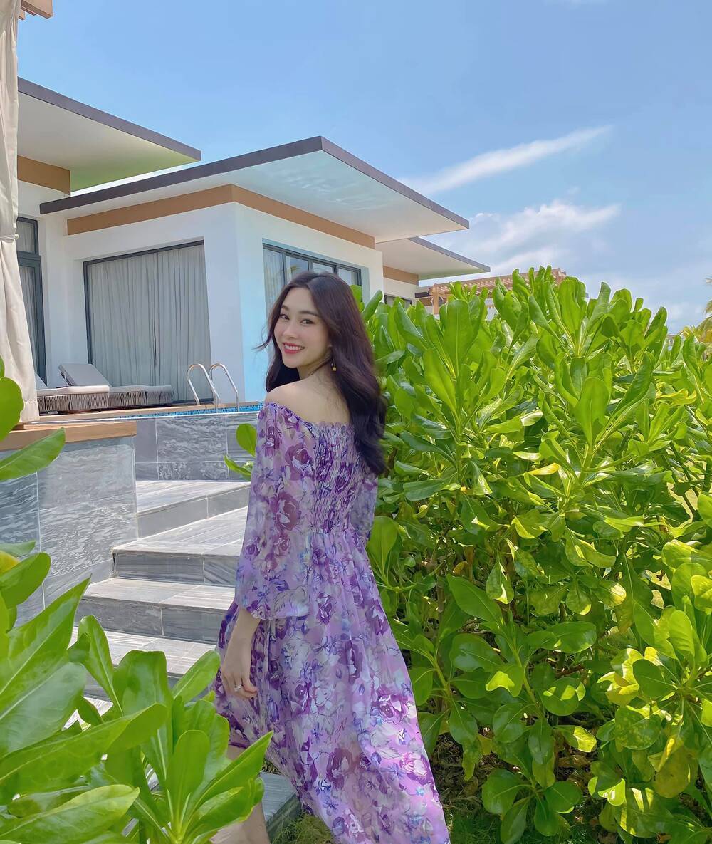  
Hoa hậu Thu Thảo khoe vẻ đẹp "thần tiên tỷ tỷ" với chiếc váy vintage màu tím. (Ảnh: IG)
