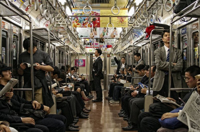  
Đại gia cũng chọn đi tàu điện ngầm như bao người khác. (Ảnh: Xuất khẩu lao động)