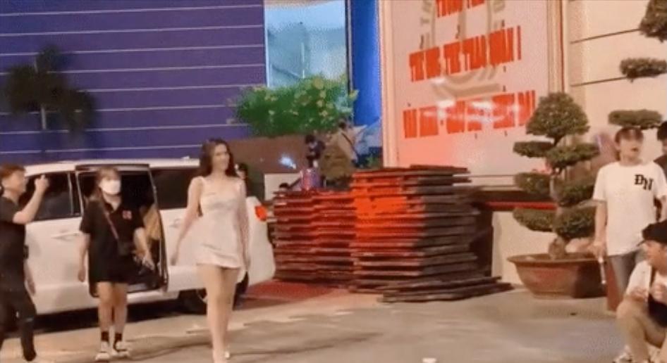  
Chiếc váy quá ngắn khiến fan lo lắng Đông Nhi sẽ gặp sự cố nhưng đôi chân dài này vẫn phải được khen ngợi. (Ảnh: Chụp màn hình)