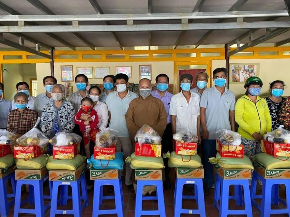 Thầy Thích Trí Huệ trao gần 4000 suất quà cho bà con nghèo các tỉnh nhân dịp Tết Tân Sửu 2021