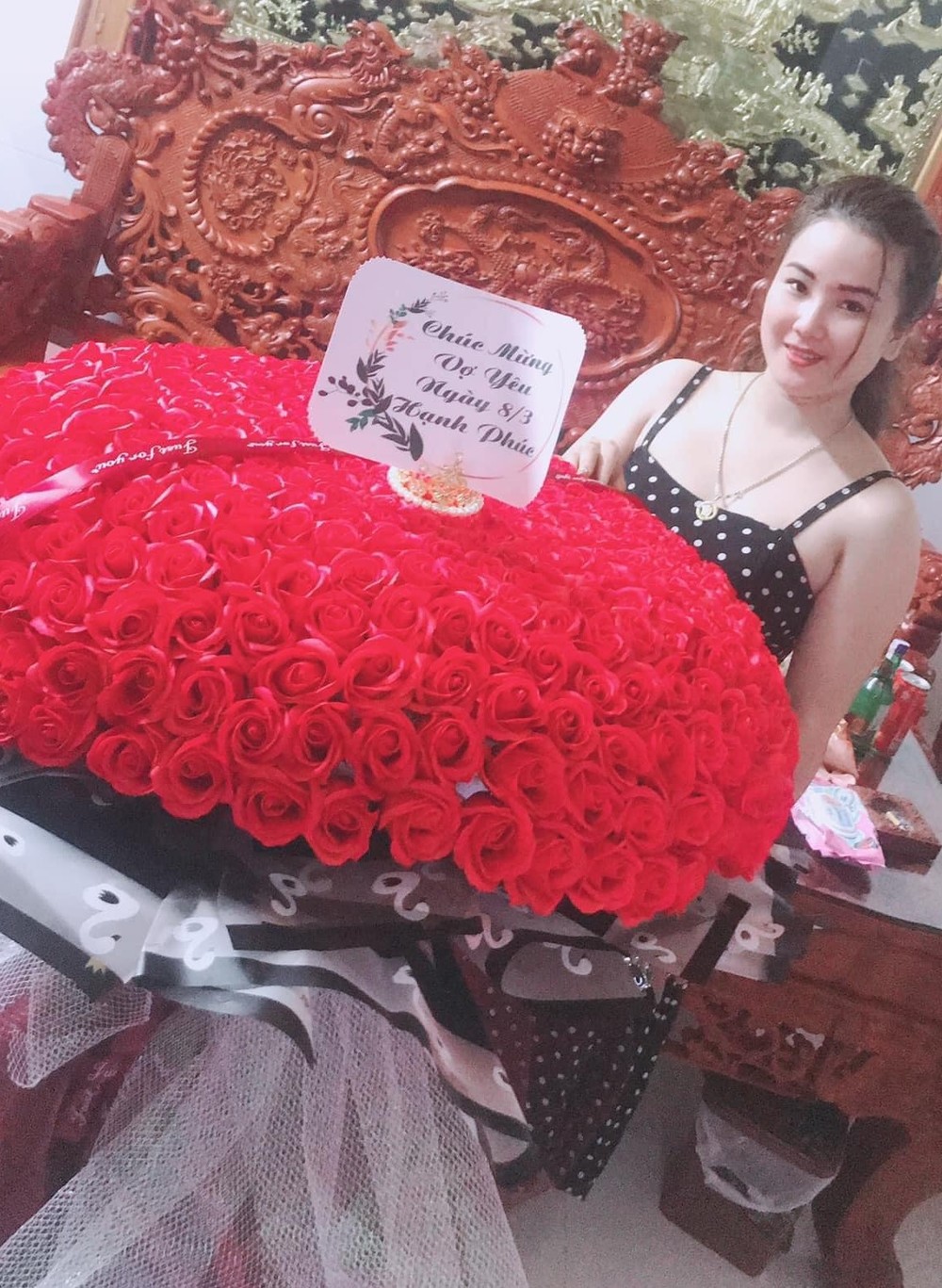  
500 bông hồng đỏ thắm chứng minh tình yêu anh dành cho vợ nha. (Ảnh: FB Nghệ An)