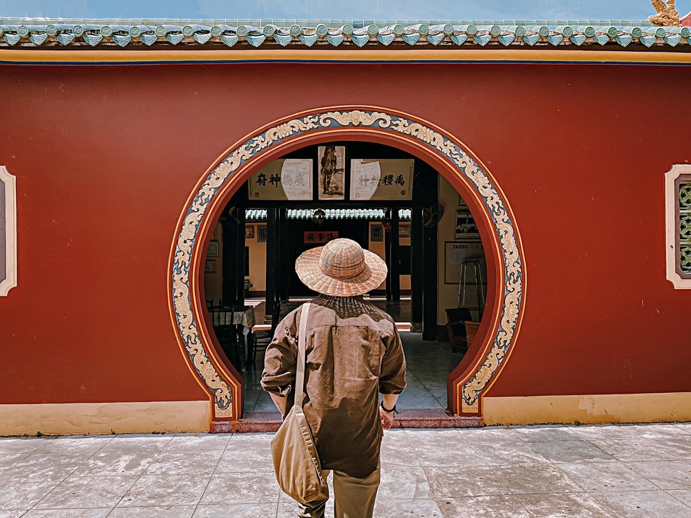  
Những cánh cổng vòng cung mang đậm phong cách Trung Hoa.