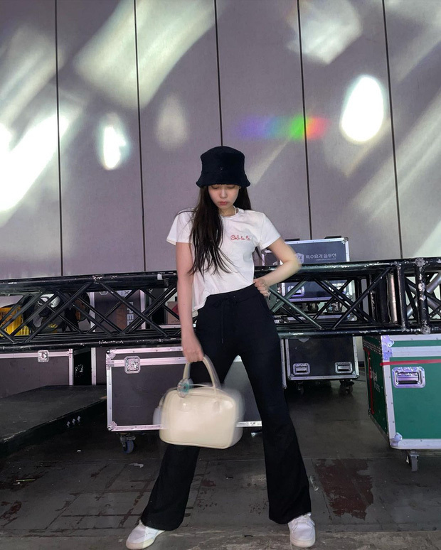  
Thiều Bảo Trâm quả là fan cứng, Jennie dùng túi xách nào cô liền mua túi đó. (Ảnh: Instagram)