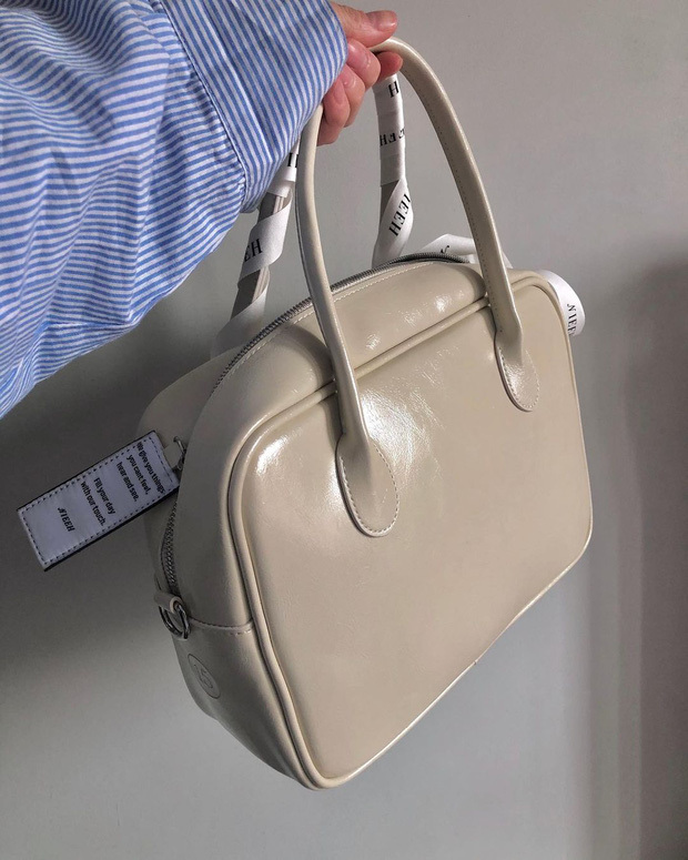  
Chiếc túi xách giống Jennie này là món đồ thuộc local brand, được cho là sản phẩm riêng của Jennie. (Ảnh: Instagram)
