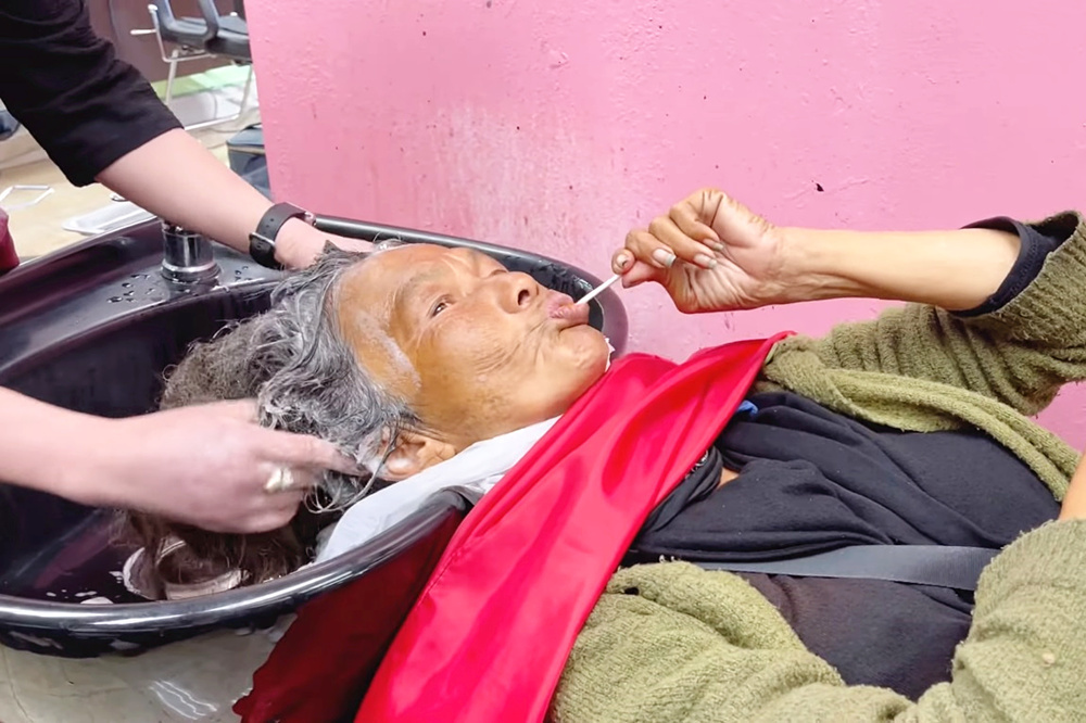  
Sau nhiều năm nghệ sĩ Kim Ngân mới chịu cắt tóc, làm móng tay, đối với Thúy Nga đây là việc làm ý nghĩa nhất trong cuộc đời mình (Ảnh: Chụp màn hình). - Tin sao Viet - Tin tuc sao Viet - Scandal sao Viet - Tin tuc cua Sao - Tin cua Sao