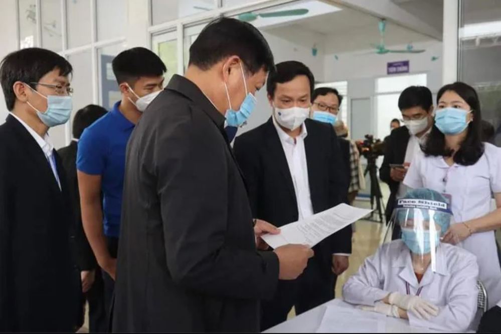Sáng 8/3, Hà Nội triển khai việc tiêm vaccine ngừa Covid-19. (Ảnh: PLO)