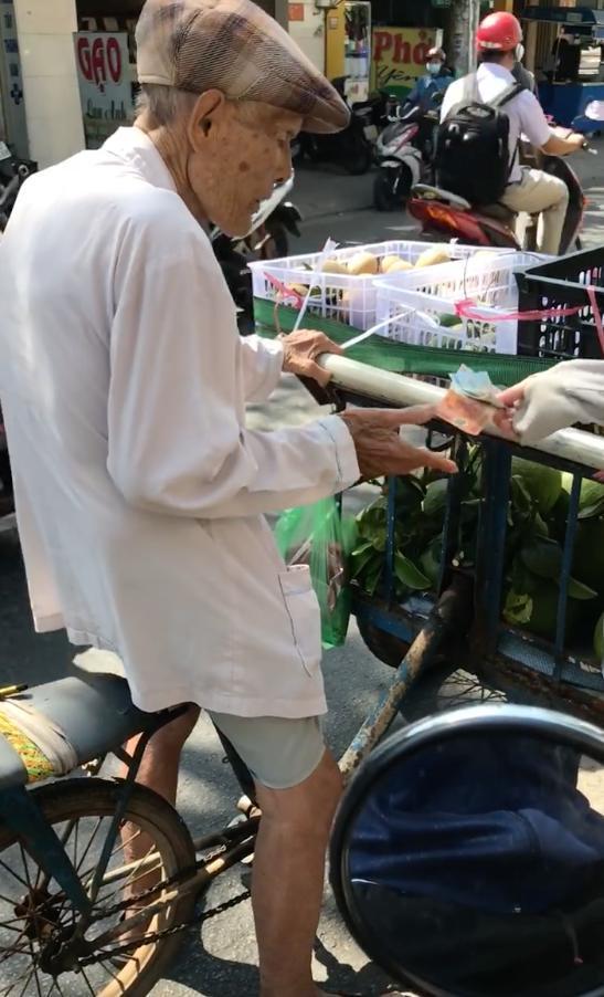  
Cụ ông bán trái cây giữa trưa Sài Gòn nóng bức. (Ảnh: FB N.H.M)