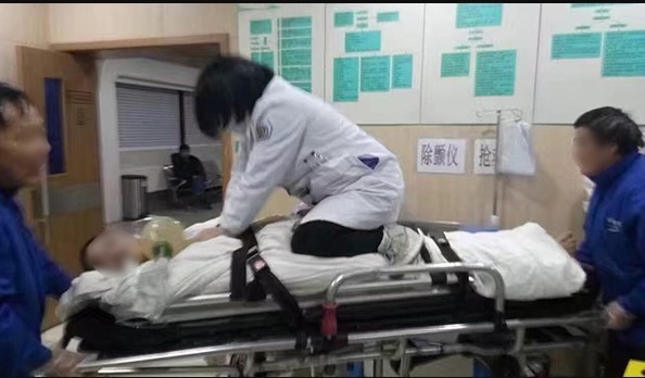  
Một nạn nhân được bác sĩ cấp cứu (Ảnh minh họa: Sohu)