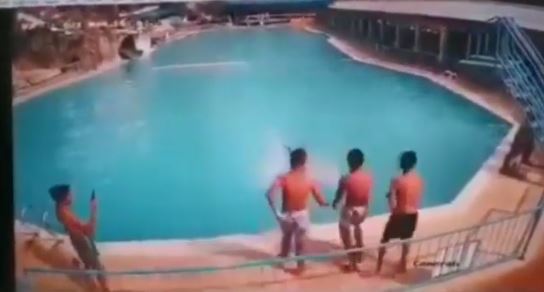  
Nhóm thanh niên cười đùa vui vẻ sau khi đẩy bạn xuống bể bơi (Ảnh: Chụp màn hình)