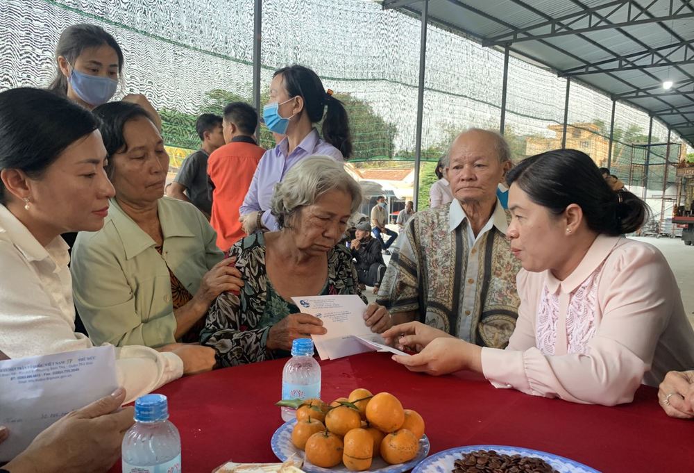  
Nhiều người trong Ủy ban MTTQ Việt Nam thành phố Hồ Chí Minh đã đến chia sẻ cùng gia đình nạn nhân.​(Ảnh: Báo Tin Tức/ Thông tấn xã Việt Nam)