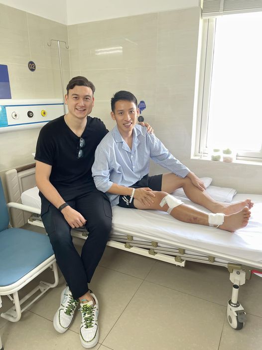  
Đặng Văn Lâm tới thăm Đỗ Hùng Dũng tại bệnh viện. (Ảnh: FB Đặng Văn Lâm)