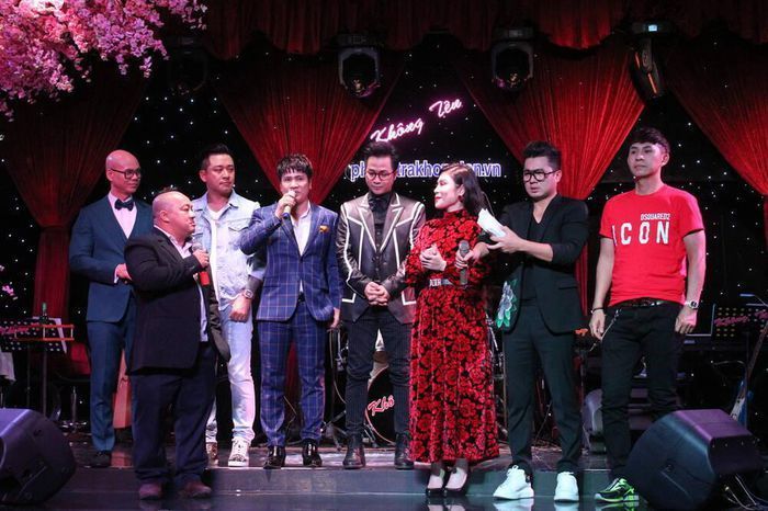  
Hội nghệ sĩ biểu diễn để góp quỹ ủng hộ gia đình Vân Quang Long. (Ảnh: FBNV)