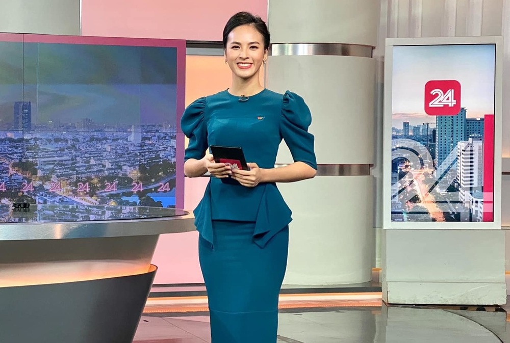  
Nữ BTV dẫn dắt bản tin chuyển động 24h (Ảnh: Vietnamnet)