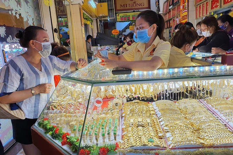    Người dân đi mua vàng (Ảnh: Vietnamnet)