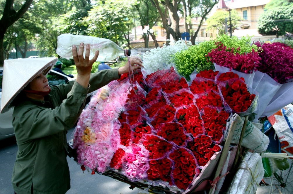  
Những người phụ nữ bán hoa ngày 8/3 lại chẳng được nhận bông hoa nào (Ảnh: VOV)