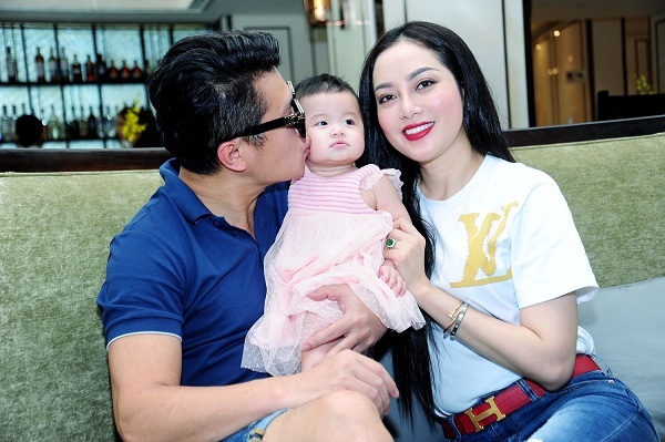  
Lâm Vũ - Huỳnh Tiên bên cạnh con gái đầu lòng. (Ảnh: Facebook)