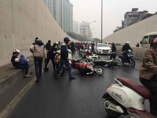  
Hàng chục xe máy ngã nhào do đường trơn trượt bởi dầu tại đoạn đường hầm Kim Liên. (Ảnh: VietNamNet)