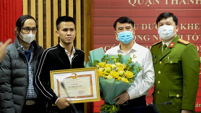  
Anh Nguyễn Ngọc Mạnh nhận thưởng trong chiều ngày 1/3. (Ảnh: Cafebiz)