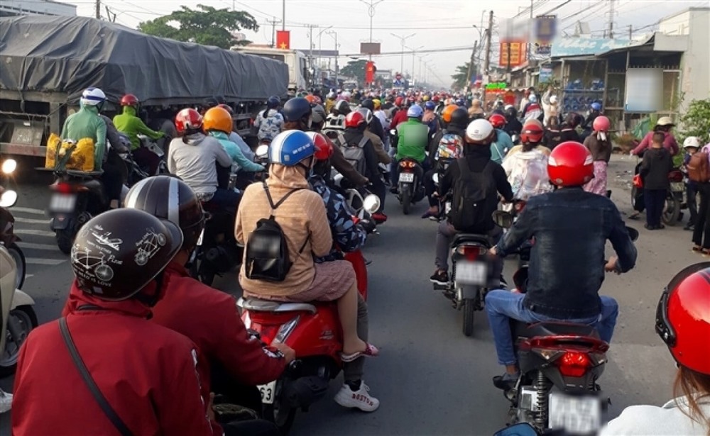 Nhiều phương tiện đi lại đi lại phải chấp nhận được cảnh "chôn chân" hàng tiếng đồng hồ (Ảnh: VOV)
Nhiều phương tiện đi lại đi lại phải chấp nhận được cảnh "chôn chân" hàng tiếng đồng hồ (Ảnh: VOV)
