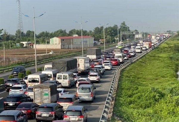 biểu hiện kẹt xe kéo rất dài. (Ảnh: VOV)
biểu hiện kẹt xe kéo rất dài. (Ảnh: VOV)