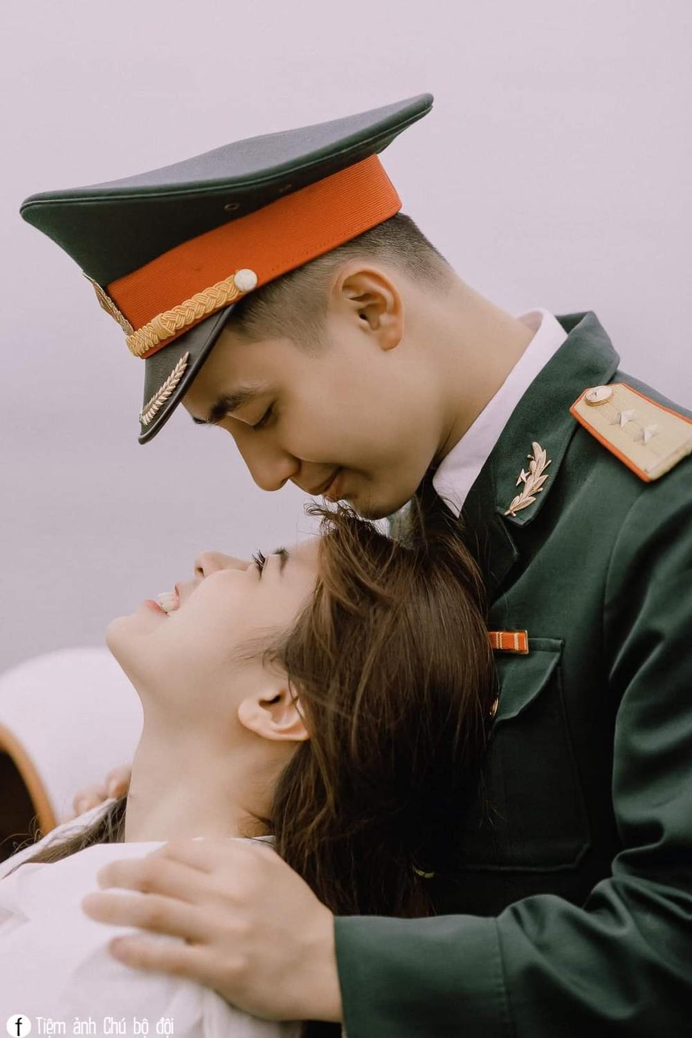 Hình ảnh tình yêu người lính - Những hình ảnh tình yêu đầy xúc cảm giữa các lính, những ánh mắt đầy ý nghĩa, những nụ cười hạnh phúc trong những lúc bất ngờ. Đó là chứng nhân cho tình yêu vượt thời gian, giữa cuộc đời chông gai của quân đội.