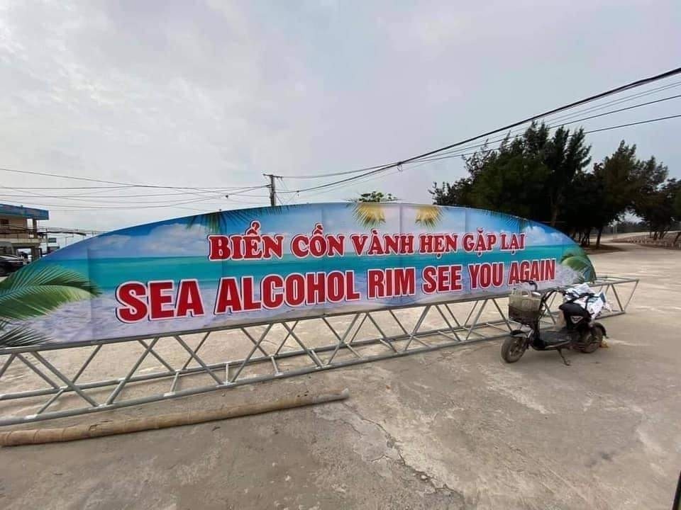  
Tấm biển "alcohol rim" gây xôn xao cộng đồng mạng. (Ảnh: Facebook)