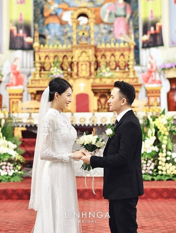 
Phan Mạnh Quỳnh và vợ trong ngày cưới tại nhà thờ. (Ảnh: Linh Nga) - Tin sao Viet - Tin tuc sao Viet - Scandal sao Viet - Tin tuc cua Sao - Tin cua Sao