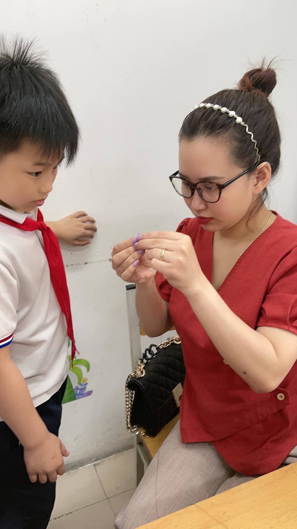 Phải luồn chỉ vào tường cái lỗ của cây kim mới khâu được các con nhé! (Ảnh: FB P.T.T)
Phải luồn chỉ vào tường cái lỗ của cây kim mới khâu được các con nhé! (Ảnh: FB P.T.T)