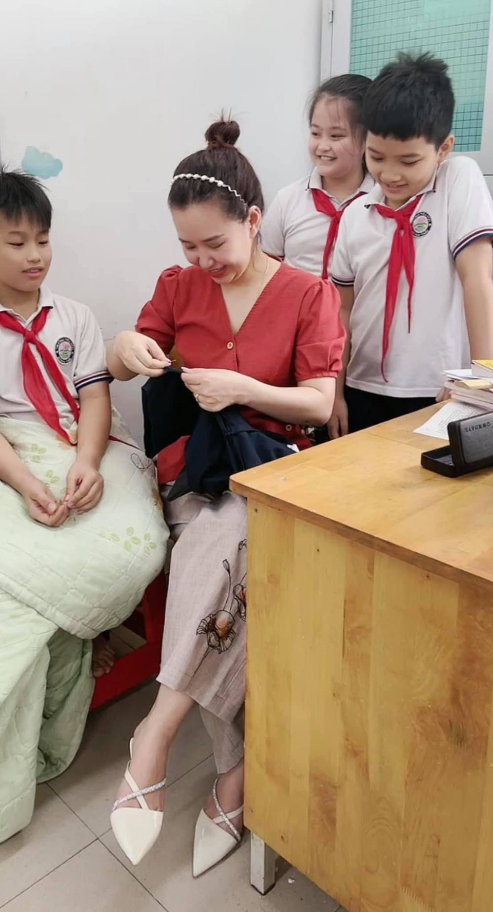 Hình ảnh thầy giáo tươi cười giúp nam sinh khâu quần bị rách đũng gây chú ý ý. (Ảnh: FB P.T.T)
Hình ảnh thầy giáo tươi cười giúp nam sinh khâu quần bị rách đũng gây chú ý ý. (Ảnh: FB P.T.T)