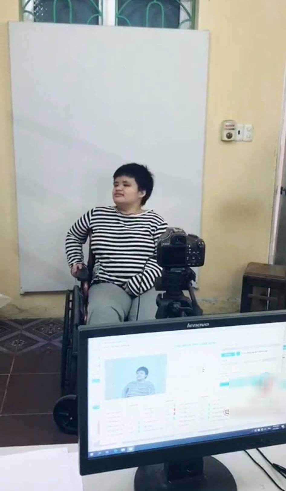 Nam thanh niên gặp gian khổ trong các việc chụp hình. (Ảnh cắt từ clip)
Nam thanh niên gặp gian khổ trong các việc chụp hình. (Ảnh cắt từ clip)