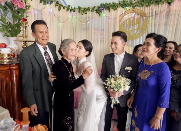  
Phan Mạnh Quỳnh nhìn vợ với ánh mắt hạnh phúc. 