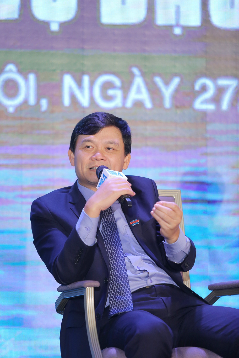  
Ông Nguyễn Xuân Phú quyết định vẫn sẽ gắn bó với chương trình để hỗ trợ những bạn trẻ khởi nghiệp. (Ảnh: VTV)