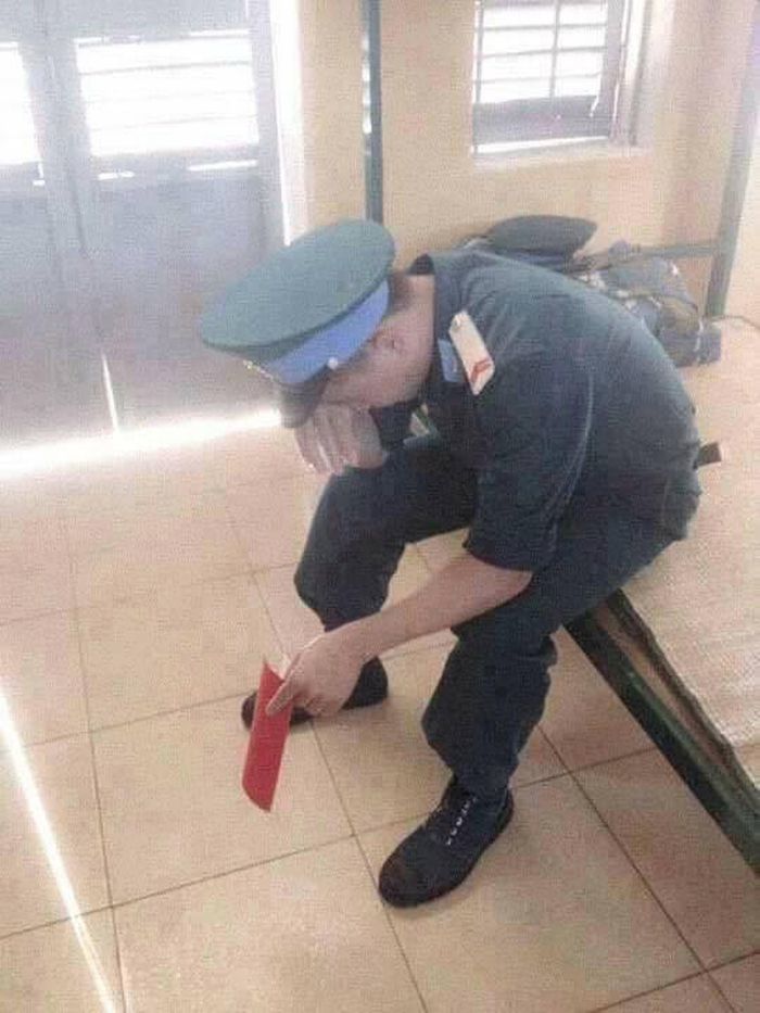 Nhận thiệp mời cưới của bạn nữ trong khi nướng đi quân dịch không phải dạng vừa dạng vừa chuyện của riêng ai. (Ảnh: H.E.)
Nhận thiệp mời cưới của bạn nữ trong khi nướng đi quân dịch không phải dạng vừa dạng vừa chuyện của riêng ai. (Ảnh: H.E.)