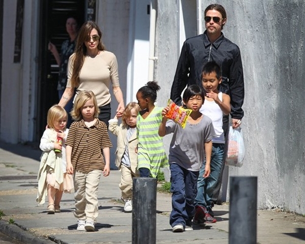  
Gia đình Angelina Jolie - Brad Pitt trước khi cặp đôi ly hôn. (Ảnh: nbc)