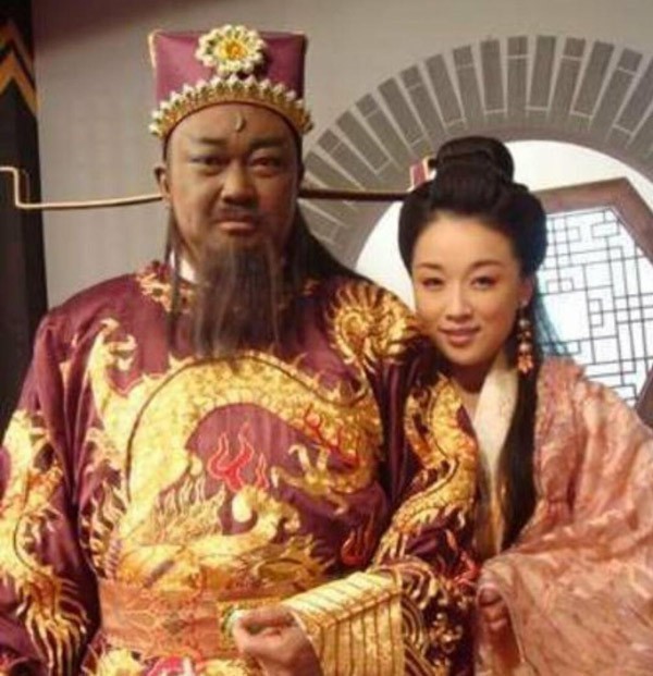  
Vợ Bao Thanh Thiên chính là bạn diễn của ông. 