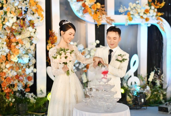 Cận cảnh chiếc váy cưới giá hơn 80 triệu đồng của vợ Phan Mạnh Quỳnh