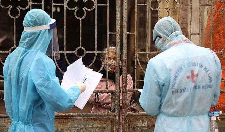  
Nhân viên y tế tại Việt Nam thực hiện việc kiểm soát dịch. (Ảnh: VnExpress)