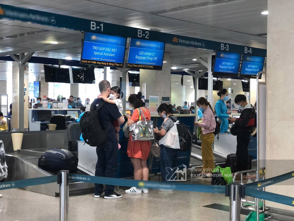  
Hành khách đang làm thủ tục ký gửi hàng hóa, cân hành lý. 