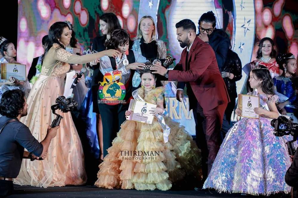 Hoàng Vân đăng quang Á hậu 1 siêu mẫu nhí thế giới (Junior Model International 2019) tại Dubai. (Ảnh: Thirdman photography)