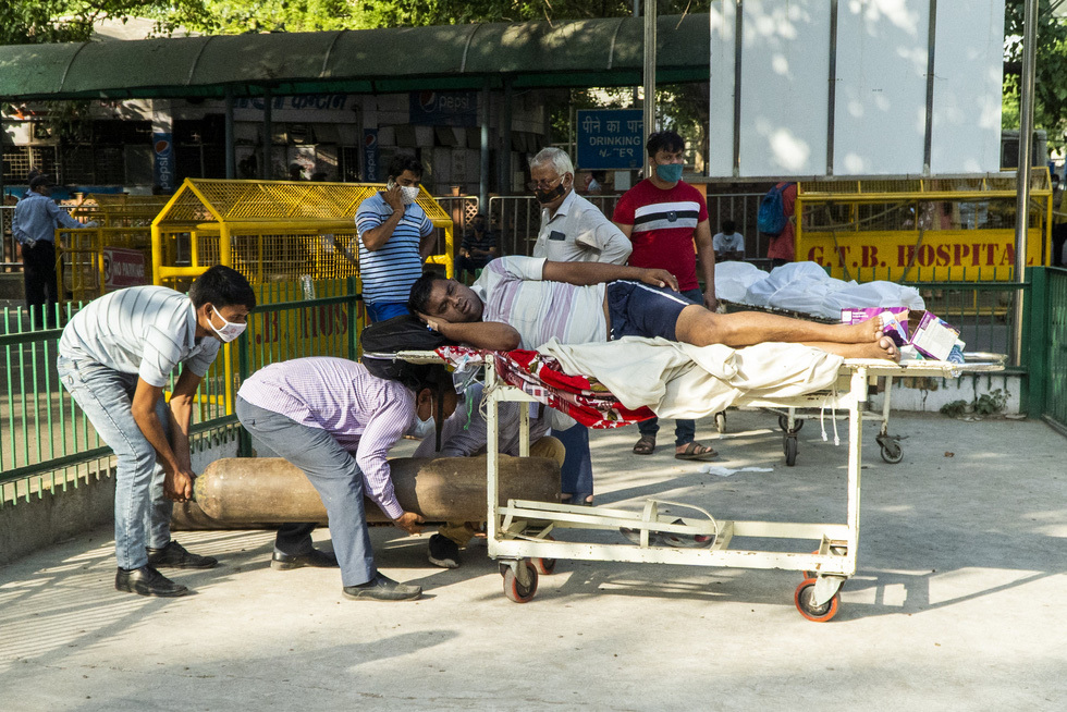  
Các bệnh nhân nằm la liệt bên ngoài vì bệnh viện quá tải. (Ảnh: Reuters)
